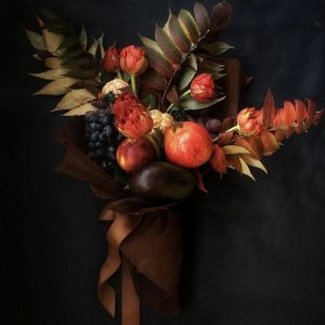 Букет из тюльпанов и фруктов "Батуми"