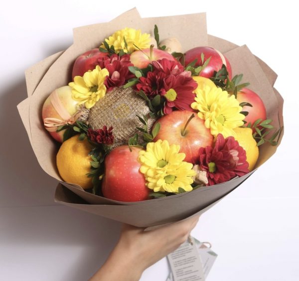 Букет из яблок и цветов — Съедобные букеты