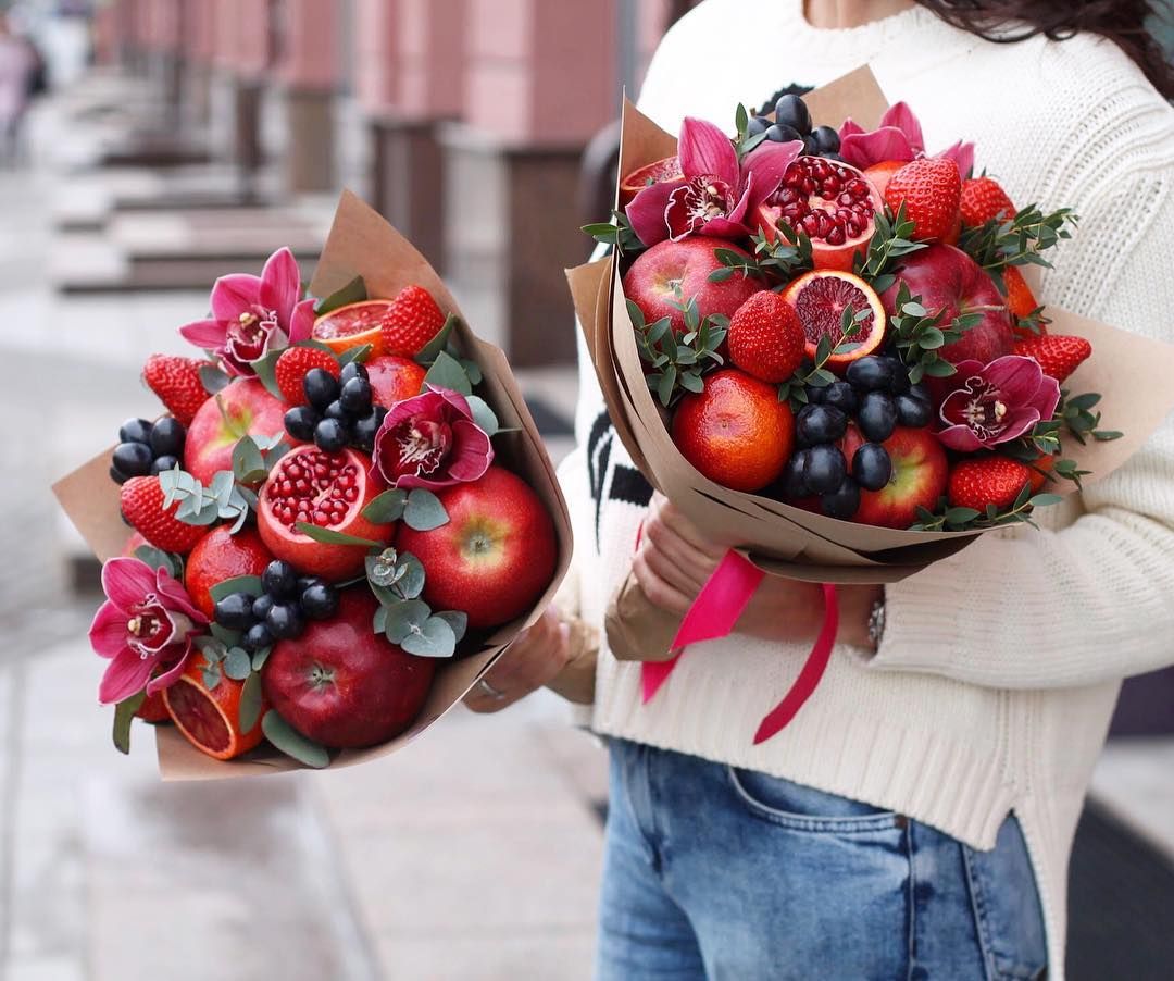 Купить съедобные букеты из красных фруктов по доступной цене с доставкой вМоскве и области в интернет-магазине Город Букетов