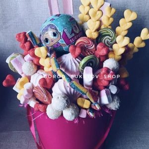 Коробка со сладостями и куклой ЛОЛ — Букеты из карамели