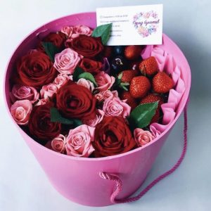 Флобокс из сладких ягод и цветов — Букеты цветов