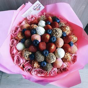 Букет из клубники в шоколаде и роз — Съедобные букеты