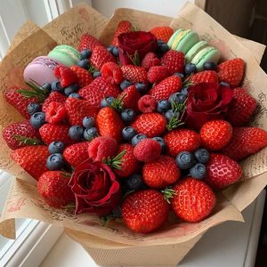 Букет из ягод «Бордовые сны» — Детские букеты
