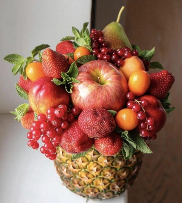Фруктово-ягодная композиция в ананасе