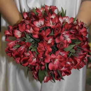 Букет невесты из красных альстромерий — Свадебные букеты