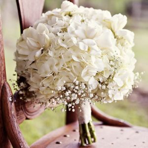 Букет невесты из белых гортензий — Букеты цветов