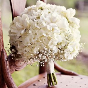 Букет невесты из белых гортензий — Недорогие свадебные букеты с доставкой