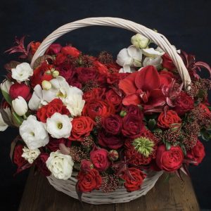 Корзина с цветами «Клубника со сливками» — Бизнес букеты