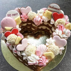 Торт-сердце со сладостями — Подарки