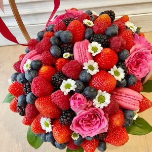 Коробка с ягодами и цветами