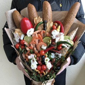 Мужской букет с креветками и овощами