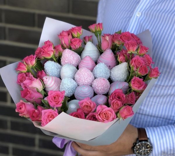 Букет из клубники и роз «Шерли» — Букеты цветов