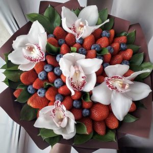 Букет из ягод и орхидей —