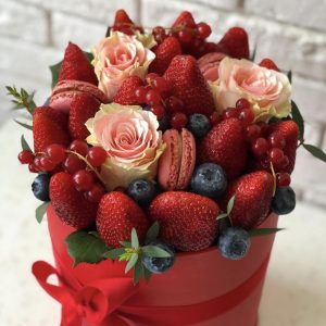 Коробка с ягодами и цветами — Акции и скидки