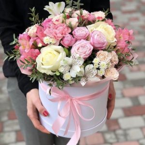 Шляпная коробка из роз и альстромерий — Букеты "Скучаю"