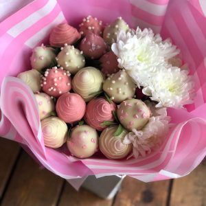 Букет из клубники в шоколаде и цветов