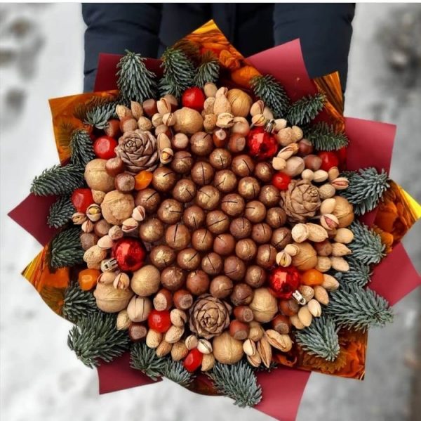 Яркий новогодний букет из орехов — Съедобные букеты