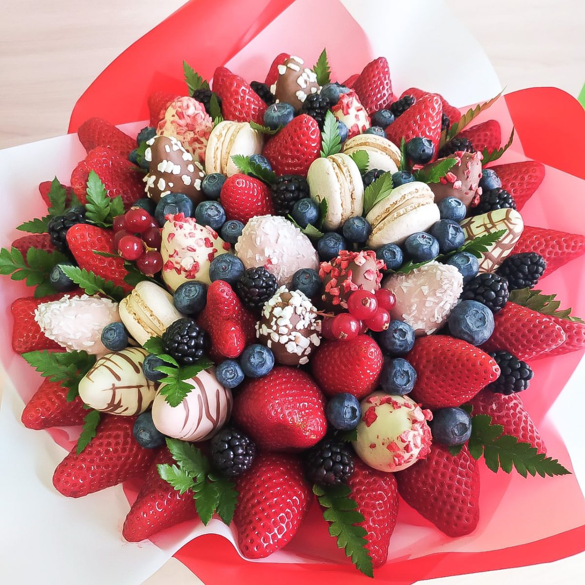 Купить сладкий букет из ягод в коробке по доступной цене с доставкой вМоскве и области в интернет-магазине Город Букетов