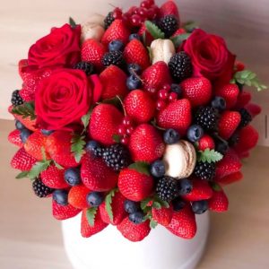 Букет с розами и ягодами «Джулия» — Композиции
