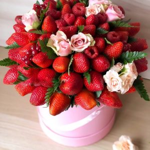 Сладкий ягодный флобокс с розами — Композиции