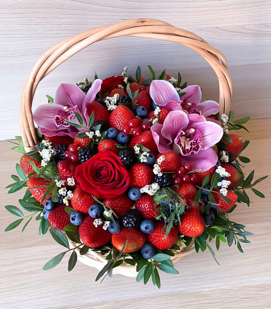 Букет ягоды доставка. Ягодно-цветочный букет. Букет из ягод и цветов. Стильные букеты с ягодами. Букет с ягодами и цветами.