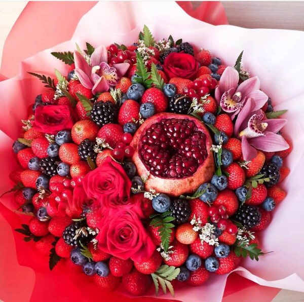 Букет из цветов и спелых ягод — Съедобные букеты