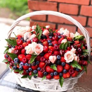 Корзина из ягод и роз "Эмили"
