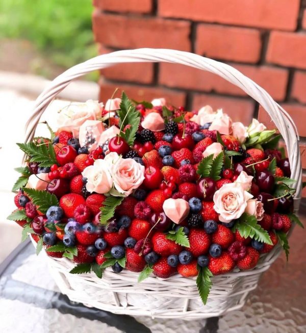 Корзина из ягод и роз «Эмили» — Съедобные букеты