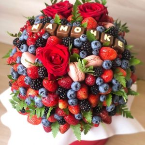 Коробка "Мамочке" с ягодами и цветами