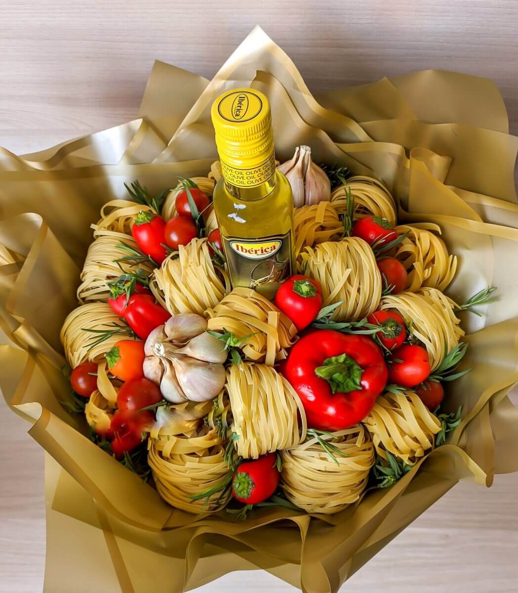 Как создать удивительный подарок: цветы с макаронами в коробке