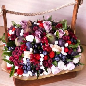 Ящик с ягодами «Свидание» — Букеты из фруктов и сладостей
