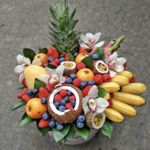 Коробка с фруктами «Экзотика дома» — Букеты из ягод и фруктов