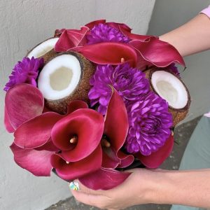 Букет из калл и кокосов "Пурпурное лето"