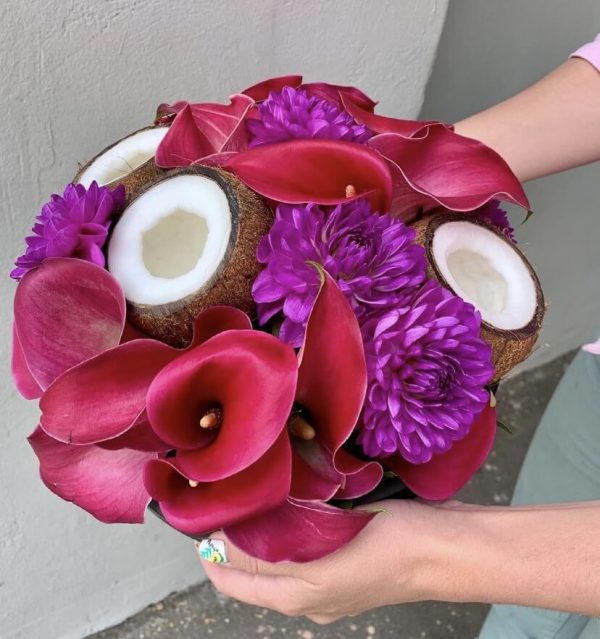 Букет из калл и кокосов «Пурпурное лето» — Букеты на годовщину