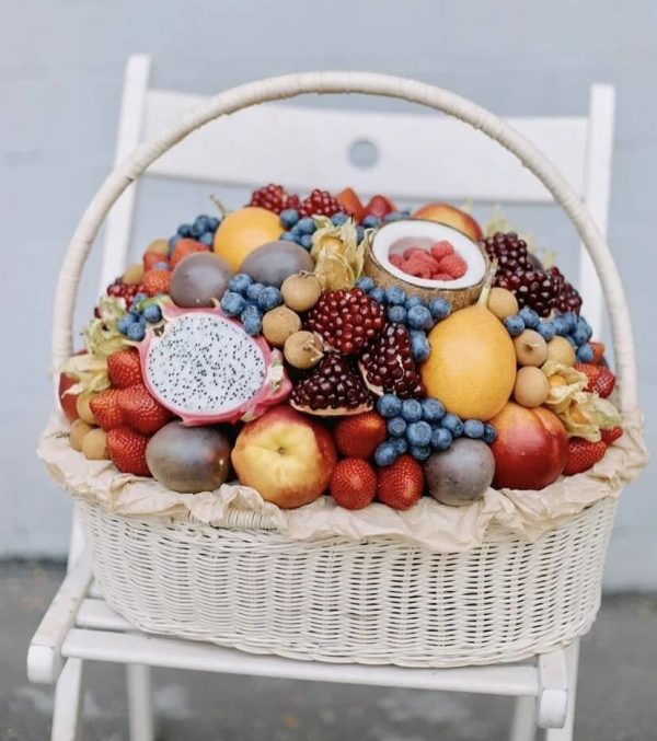 Корзинка с фруктами «Тай» — Букеты из ягод и фруктов