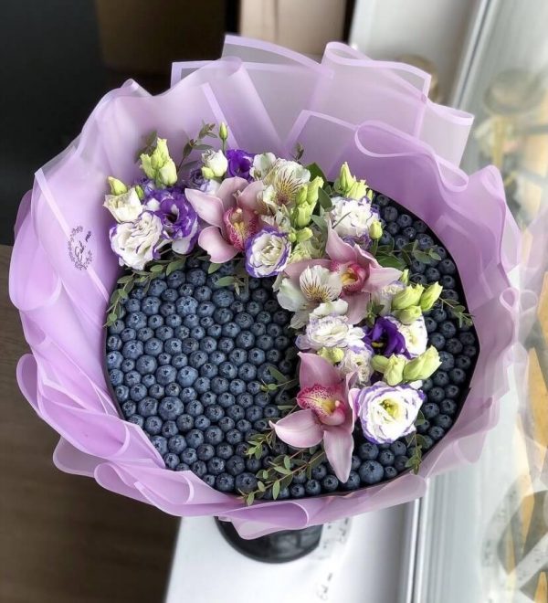 Букет из голубики и цветов — Съедобные букеты