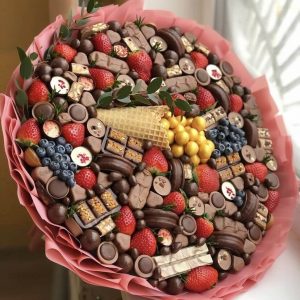 Заказать красивые букеты из конфет и шоколадок с доставкой по Москве от интернет-магазина Лакрес.