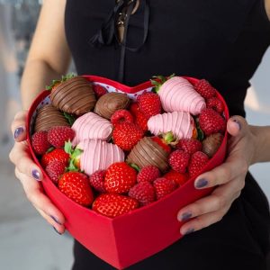 Коробка с ягодами и шоколадом — Съедобные букеты