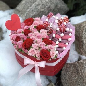 Композиция с розами «Ягодное сердце» — Розы