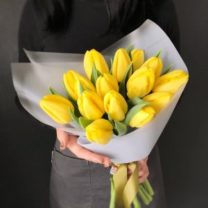 Букет из 15 желтых тюльпанов — Желтые тюльпаны дешево