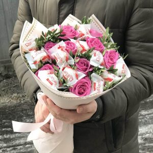 Букет из роз и рафаэлло — Букеты из рафаэлло