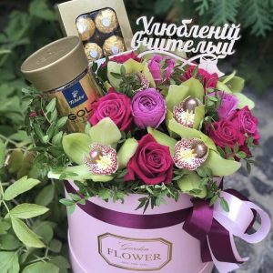 Шляпная коробка с кофе и цветами — Букеты из кофе