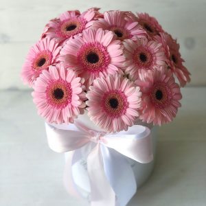 Букет из 15 розовых гербер в коробке — Букеты цветов