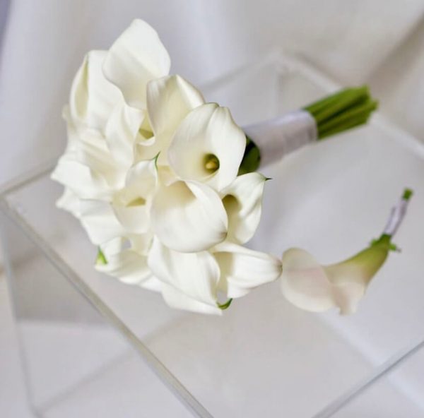 Букет невесты из белых калл — Доставка букетов невесты