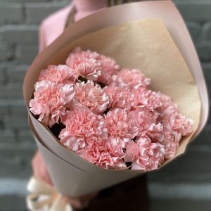 Букет из 23 розовых гвоздик «Крафт» —