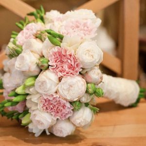Свадебный букет из гвоздик и роз — Доставка букетов невесты