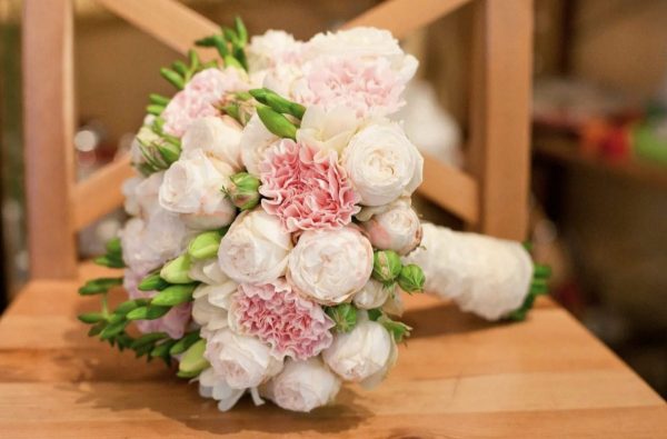 Свадебный букет из гвоздик и роз