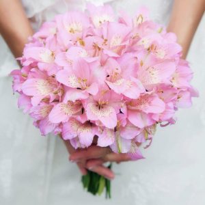 Букет невесты из розовых альстромерий — Недорогие свадебные букеты с доставкой