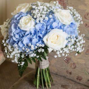 Букет невесты с гортензиями и розами — Букеты невесты из белых роз