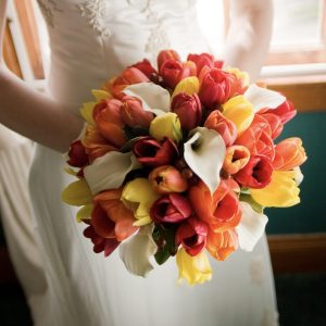 Букет невесты из калл и тюльпанов